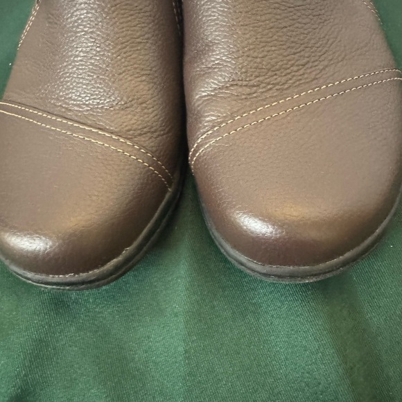 Comfy and Classic Clark’s Brown Leather Slip On Shoes Size 8 Fast Shipping - Picture 2 of 11